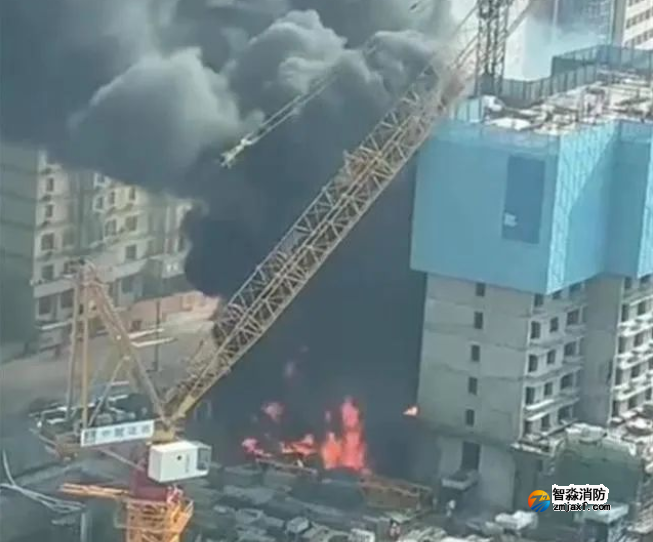 沈陽一在建工地起火引燃高空塔吊